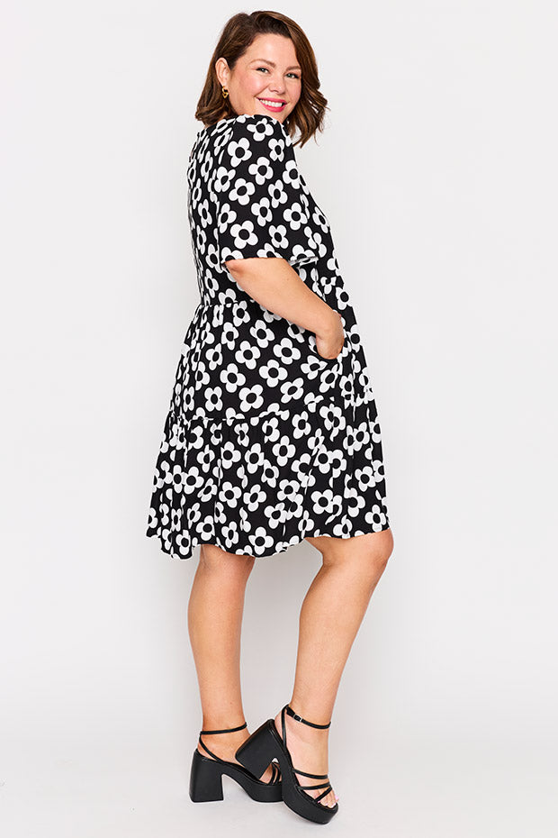 Izzie Black White Daisy Dress – Black White Daisy mini dress